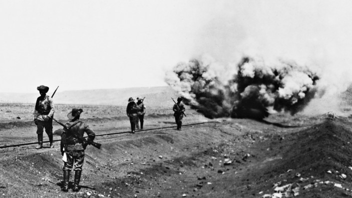 Deutsche Truppen sprengen eine Eisenbahnlinie in Deutsch-Südwestafrika,