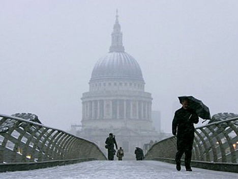 Schnee auf der St Pauls Cathedral und der Millenium Bridge. Foto: AP