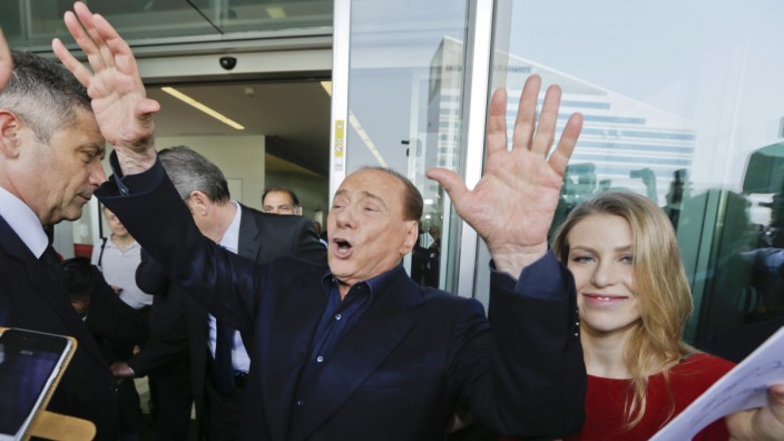 Italien: "Ich aber lasse nicht zu, dass man mich stoppt": Silvio Berlusconi, hier bei seinem Verein AC Milan, will immer noch zurück an die Macht.