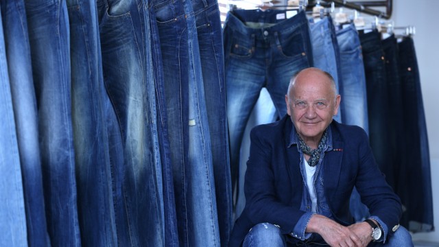 Modetrend: Erwin O. Licher hat in seiner Jeanskollektion eine Schlaghose im Angebot.