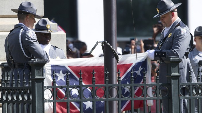 Rassismus in USA: Soldaten einer Ehrengarde holen die Südstaaten-Flagge ein.