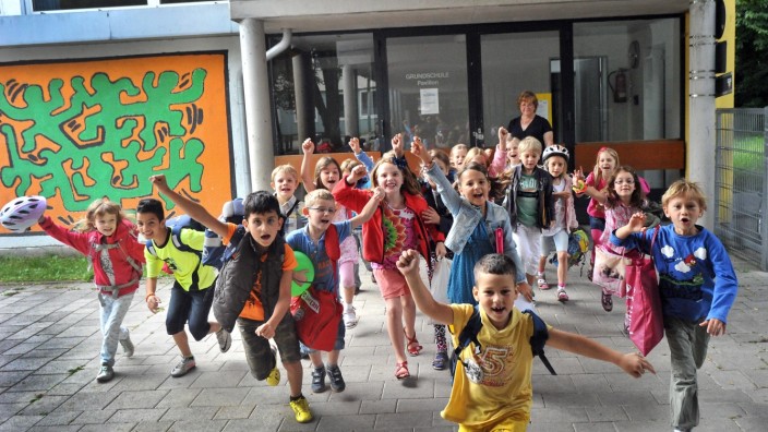 Erding: Könnte man sich dran gewöhnen: Kinder freuen sich über das Schulende an der Grundschule am Lodererplatz.