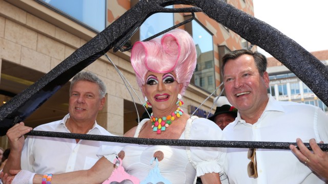 Lebendige queere Szene: In München feiern den Christopher Street Day Oberbürgermeister Reiter (unten links) und Bürgermeister Josef Schmid. Inzwischen eine Selbstverständlichkeit.