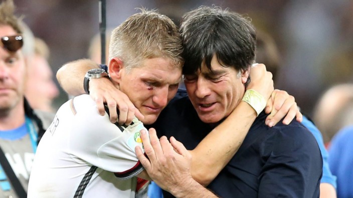 DFB-Team: Mit Herz- und Kopfblut: Der sich aufopfernde Bastian Schweinsteiger und Nationaltrainer Joachim Löw feiern 2014 den Gewinn des Weltmeistertitels.