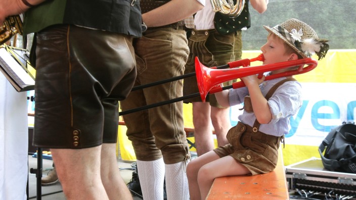 Volksmusik-Happening in Au: Das jüngste Mitglied der sechs Lustigen Fünf durfte bei seinem Auftritt beim Dellnhauser Volksmusikfest im Sitzen spielen.