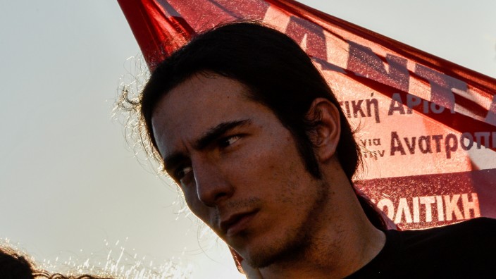 Griechenland-Gipfel: Griechenland-Schuldenkrise: Ein junger Mann demonstriert am 12. Juli 2015 vor dem Parlament in Athen.