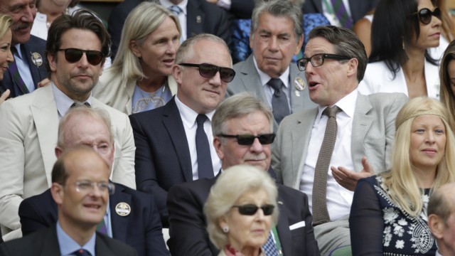 Wimbledon: Hugh Grant (rechts) und Bradley Cooper (links) in der Royal Box in Wimbledon.