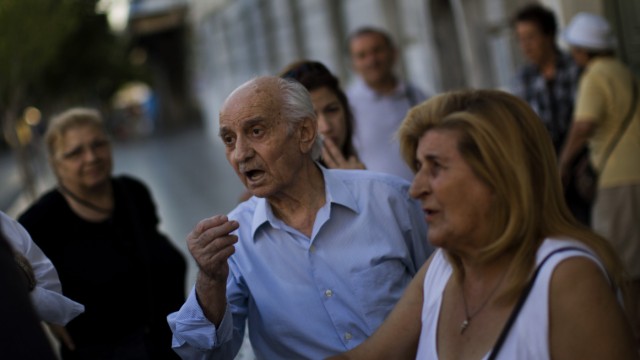 Schuldenkrise: Aufgeregt debattiert dieser Rentner vor einer Bank in Athen. Ältere Menschen spüren die Einschnitte in Griechenland besonders stark.