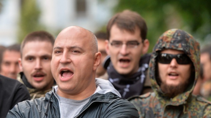 Ukraine: Anhänger des Pravij Sektor protestieren vor dem Präsidentenpalast in Kiew.