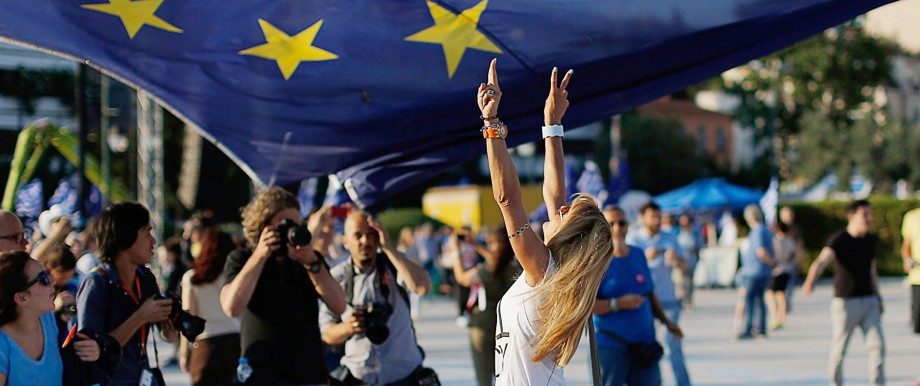 Griechenland-Krise: Leidenschaftlich pro EU: eine Frau auf einer Demonstration in Athen