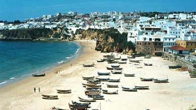 Portugal: An solchen Stränden ist man nicht aufs Baden festgelegt. Davon gibt es zudem reichlich an der Algarve.