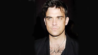 VIP-Klick: Mürrische Miene im März: Ein Bild aus vergangenen Single-Zeiten, denn Robbie Williams ist wieder verliebt.