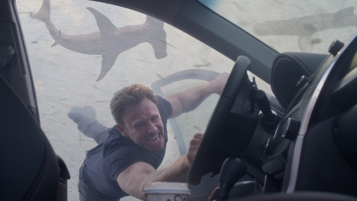 "Sharknado 3"-Filmkritik: Warum in "Sharknado 3" Haie über Amerika fliegen, weiß kein Mensch. Nicht mal der Superheld (gespielt von Ian Ziering).