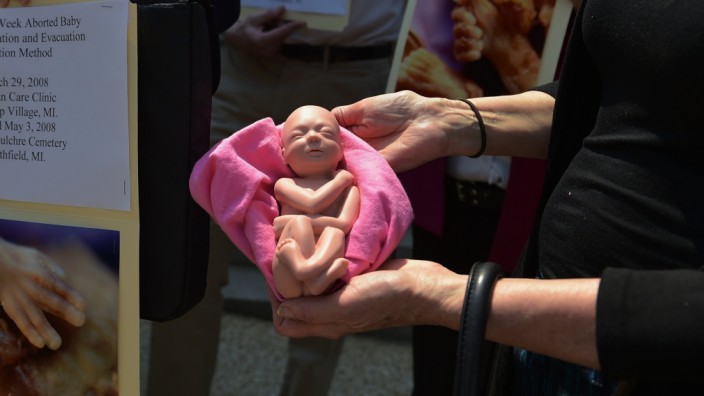 Abtreibung in den USA: Abtreibungsgegner in Washington D.C. halten die Puppe eines Babys in der Hand.
