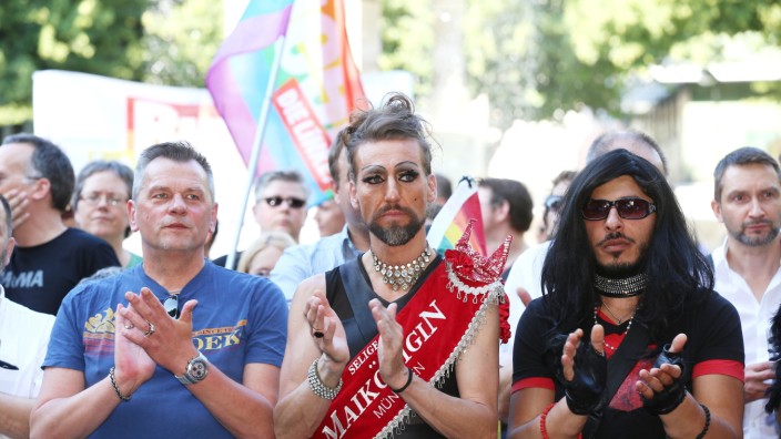 Attacken auf Homosexuelle: "Wir können nur gemeinsam ein Zeichen setzen", sagt Maikönigin Milady Charleen Bla Bla (Mitte).
