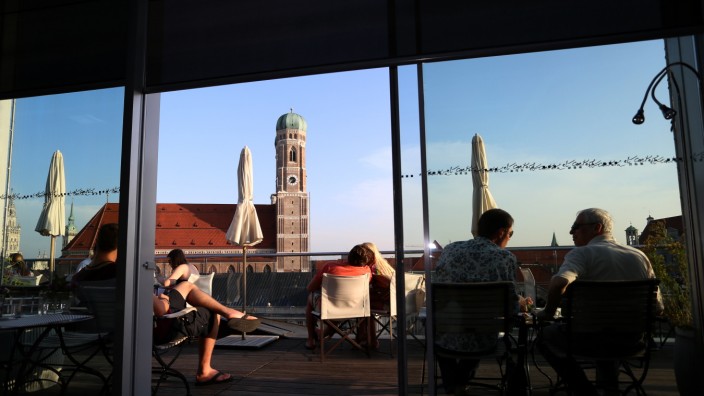 Blue Spa Bar & Lounge: Über den Dächern Münchens: Die Blue Spa Bar hat eine spektakuläre Aussicht.
