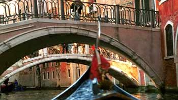 Venedig: Wie bekommt man einen Lastenkahn unter einer Brücke durch, wenn ständig Gondeln und Vaporettis vorbei wollen?