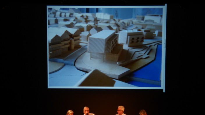 Gauting: Vier Redner, eine Meinung (von links) Ulla Ziegler, Jürgen Schade, Andreas Romero und Matthias Ilg meinen, dass der geplante Neubau zu mächtig ist.