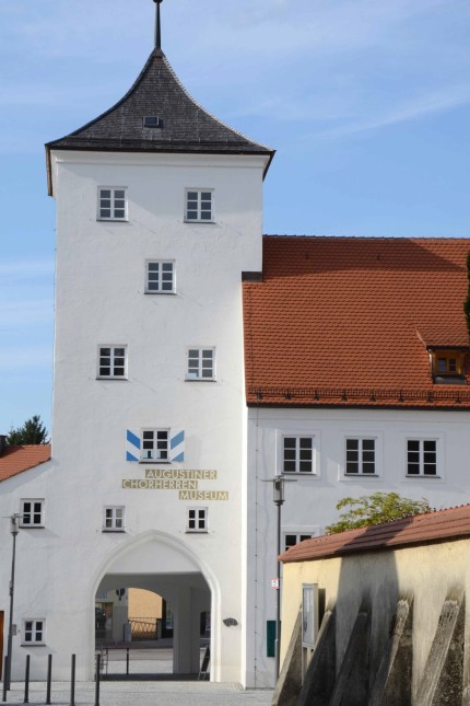 Augustiner-Chorherren-Museum: Im Oktober 2014 eröffnete der Indersdorfer Heimatverein das Augustiner-Chorherren-Museum neben der Klosterkirche.