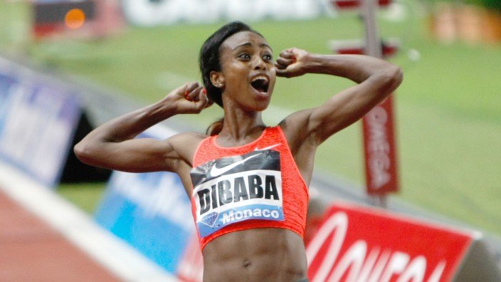 Leichtathletik: Genzebe Dibaba, nachdem sie beim Diamond-League-Meeting im Juli 2015 über 1500 Meter neuen Weltrekord gelaufen war. Jetzt wird ihr Trainer wegen Dopingverdachts verhört.