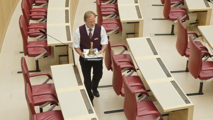 Saaldiener: Eckhard Jungnickel, Chef der Offizianten im Landtag , bringt die Unterlagen für das Präsidentenpult.