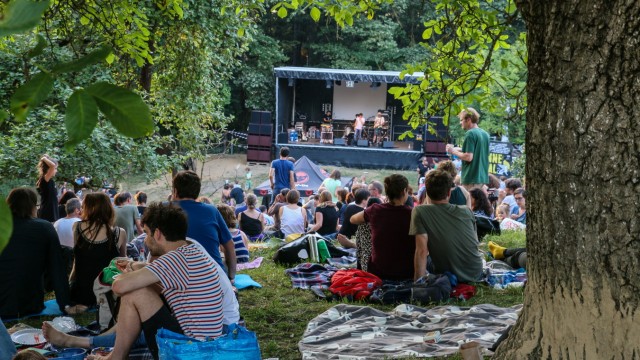 Bayern: Idyllisch beim Picknick unter Obstbäumen verfolgen die Gäste das "Puch"-Festival.