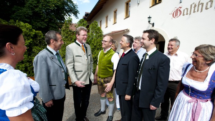 Baiern: Bürgermeister Franz Zistl (links) begrüßt Marcel Huber (daneben) und weitere Ehrengäste zur Feier des CSU-Ortsverbands.
