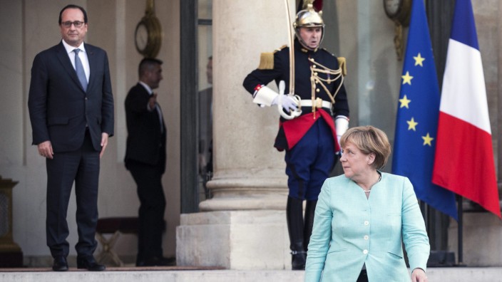 Crisis meeting in Paris between French President and German Chanc