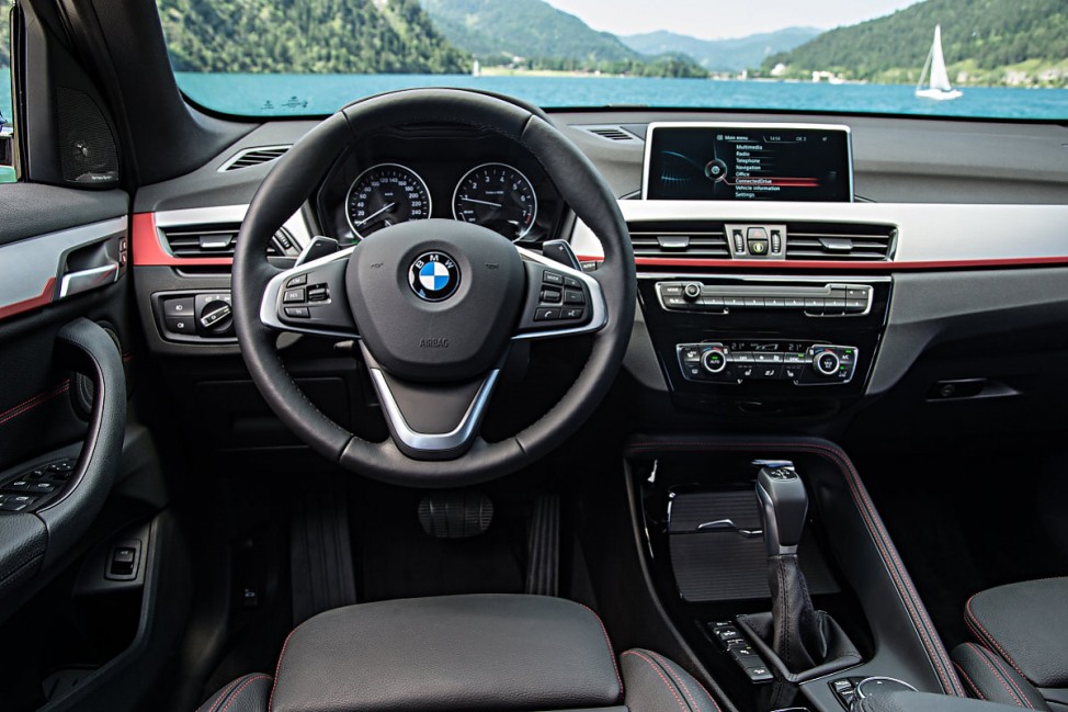 Das Cockpit des neuen BMW X1.