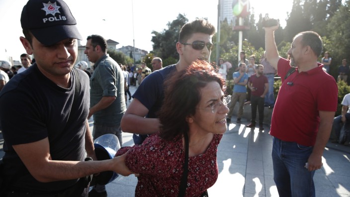 Nach Anschlag von Suruç: In Istanbul nimmt die Polizei eine Frau fest - in mehreren türkischen Städten wurde gegen die Regierung protestiert.