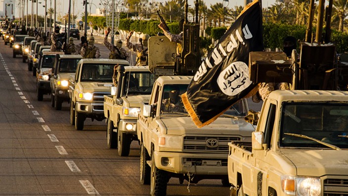 Islamisten: Machtgehabe, inszeniert zu Propagandazwecken: Das von der Terrormiliz in Libyen verbreitete Bild soll aus Sirte stammen.