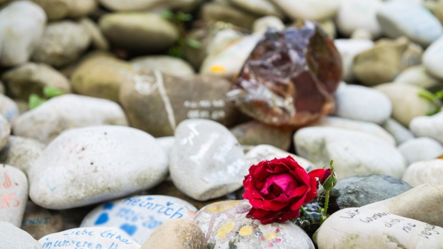Sterben in Würde: Im Garten erinnern bemalte Steine an die Gestorbenen.