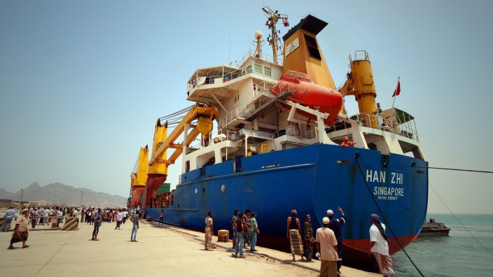 Jemen: Ein Schiff der UN dockt am Dienstag in Aden an, der Hafenstadt, die nach Monaten des Bürgerkriegs verwüstet ist.
