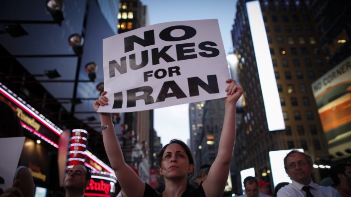 USA: "Keine Atomwaffen für Iran" ist auf dem Plakat dieser Frau am Times Square in New York zu lesen.