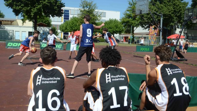 Karlsfeld: Die perfekten Zutaten für einen gelungenen zehnten Geburtstag: Kaiserwetter, dazu packende Spiele auf den Basketball-Courts.