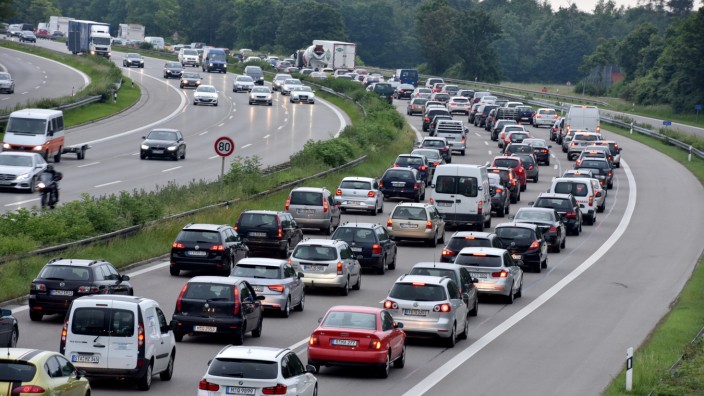 Stauprognose: G-7-Gipfel 2015: Unter anderem an der Autobahnausfahrt Gräfelfing kam es aufgrund von Straßensperren zu Staus.