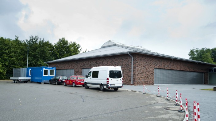 Kirchseeon: Die Turnhalle des Kirchseeoner Gymnasiums wird für den Einzug der Flüchtlinge vorbereitet.