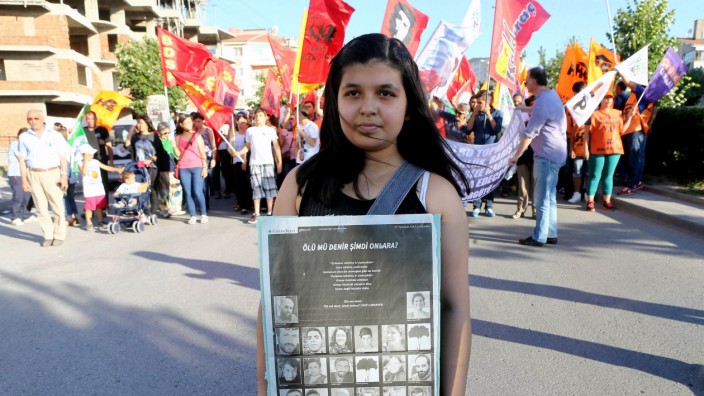 Türkei und IS: Trauer und Protest: Eine junge Frau hält ein Plakat mit den Fotos der Terror-Opfer von Suruç. In dem Grenzort starben 32 Menschen.