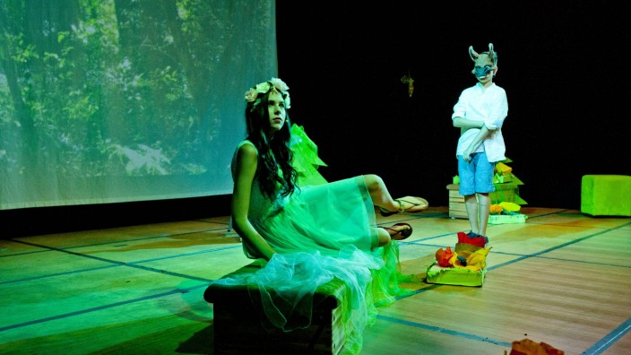 Kirchseeon: Die Mädchen des Waldvolkes zeigen sich in Grün - schön in Szene gesetzt in Shakespeares "Sommernachtstraum" der Theater-AG am Kirchseeoner Gymnasium.