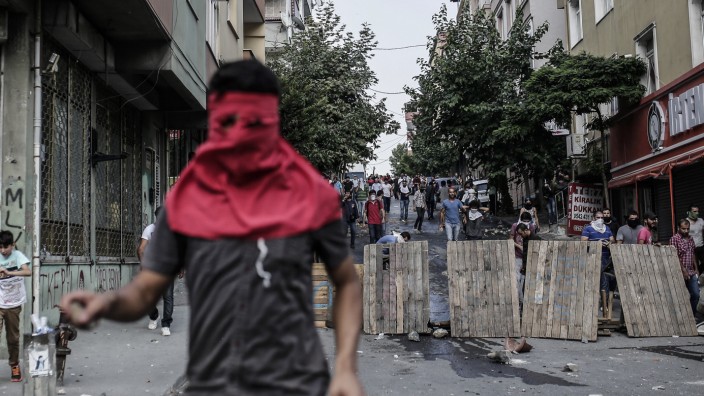 Istanbul und Ankara: Linksgerichtete Aktivisten stellen sich im Istanbuler Stadteil Gazi der Polizei mit Straßsperren entgegen.
