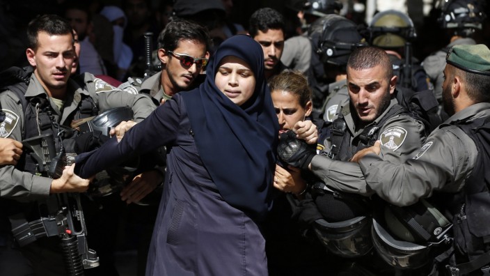Jerusalem: Jerusalem, Tempelberg: Israelische Polizisten halten eine Palästinenserin fest