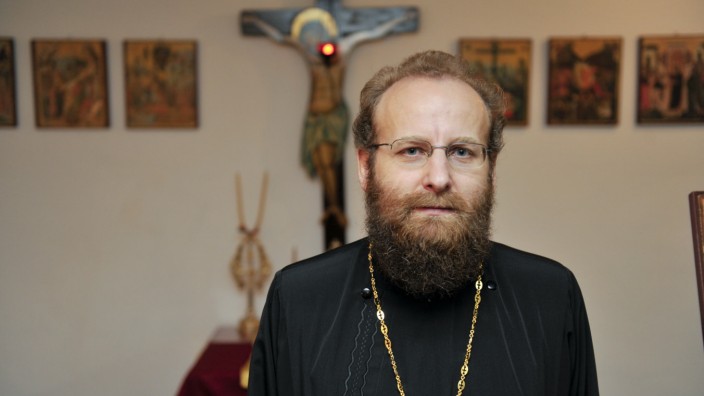 Aubing: Weihbischof Sofian von Kronstadt hofft, dass der Zeitplan eingehalten werden kann.