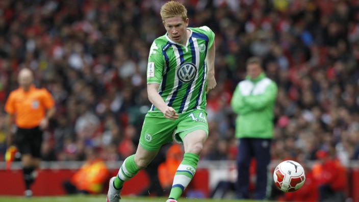 Wolfsburgs Kevin de Bruyne: Wolfsburg's Belgian midfielder Kevin De Bruyne runs with the ball during the pre-season friendly football match between Arsenal and Wolfsburg at The Emirates Stadium in north London on July 26, 2015, the game is one of four matches played over two days for the Emirates Cup. AFP PHOTO / IAN KINGTON RESTRICTED TO EDITORIAL USE. No use with unauthorised audio, video, data, fixture lists, club/league logos or live services. Online in-match use limited to 45 images, no video emulation. No use in betting, games or single club/league/player publications.