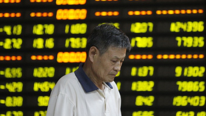 Aktienmärkte: Kursrutsch in China: Ein Mann vor einer Anzeigetafel mit Börsenkursen in der Provinz Anhui