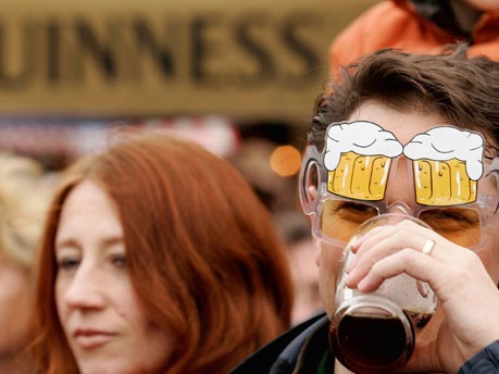 Mann mit Bier-Brille