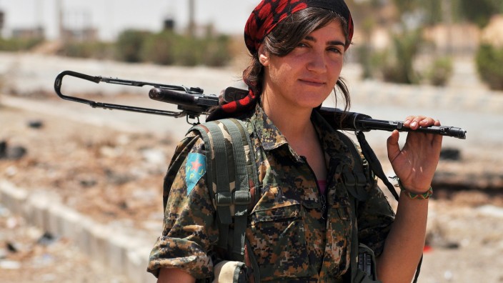 Volk ohne Staat: Eine Angehörige der kurdischen Volksverteidigungseinheiten YPG in der syrischen Stadt Hasaka, die hier nach Kämpfern des IS suchen