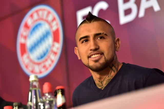 Arturo Vidal bei einer Pressekonferenz des FC Bayern München