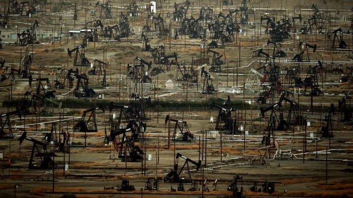 Ölpreis-Strategie der Opec: Ölfeld in Bakersfield, Kalifornien: US-Produzenten reagieren meist schnell mit höherer Förderkraft, wenn die Opec-Staaten mal wieder die Ölförderung drosseln.