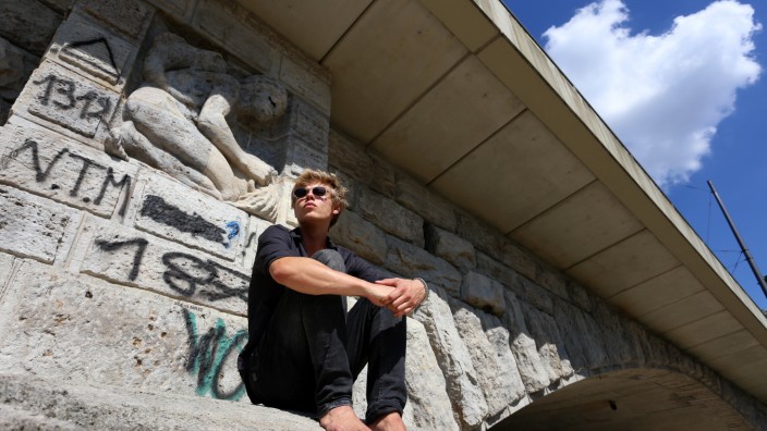 Lieblingsplätze: Sitzt an der Reichenbachbrücke und blickt in eine aussichtsreiche Zukunft: Blues-Sänger Jesper Munk.