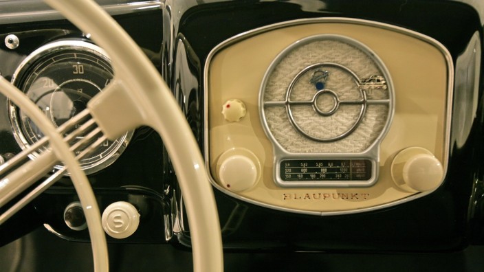 Vom Röhrenklotz zur digitalen Schaltzentrale - 80 Jahre Autoradio